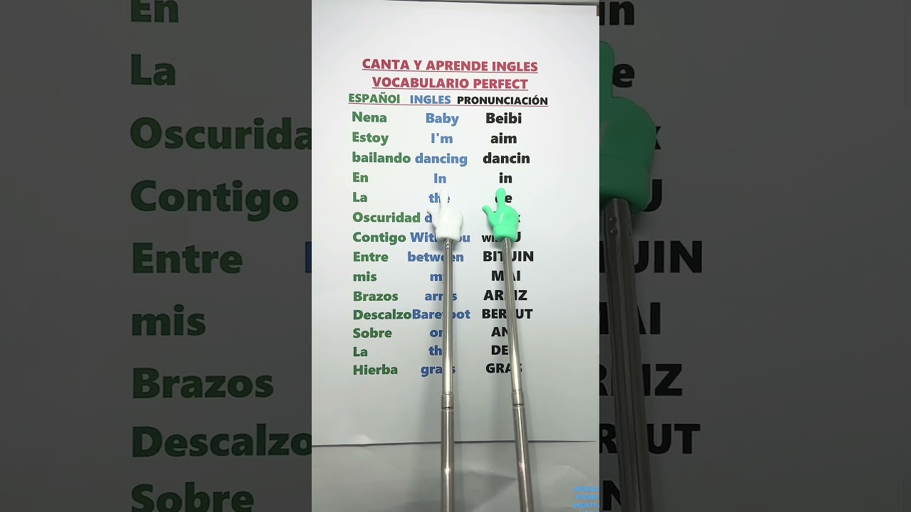 cómo se dice en inglés él está cantando