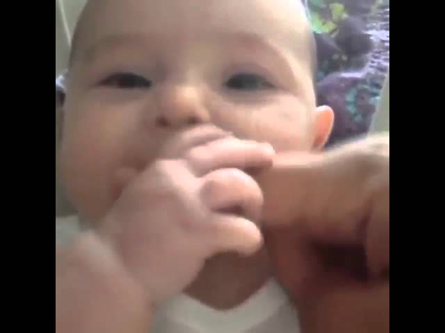 bebe con dedo en la boca