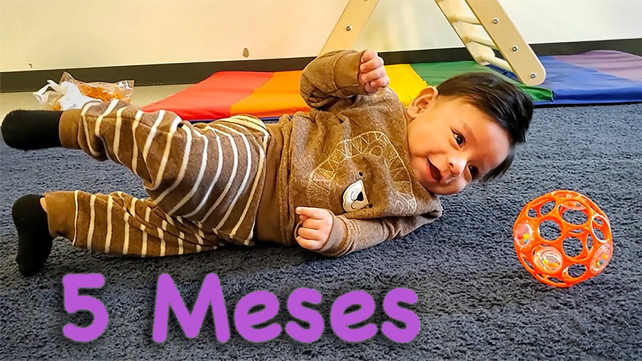que hace un niño de 5 meses
